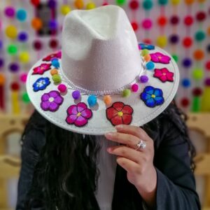 SOMBRERO CON DECORADOS FLORES