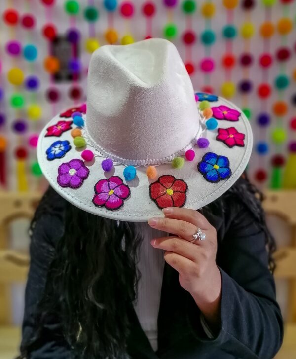 SOMBRERO CON DECORADOS FLORES
