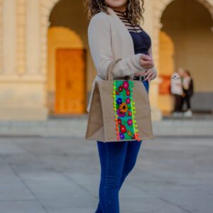 BOLSA TIRA CON POMPONES