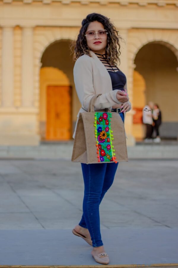 BOLSA TIRA CON POMPONES