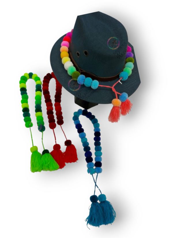 TOQUILLA POMPONES